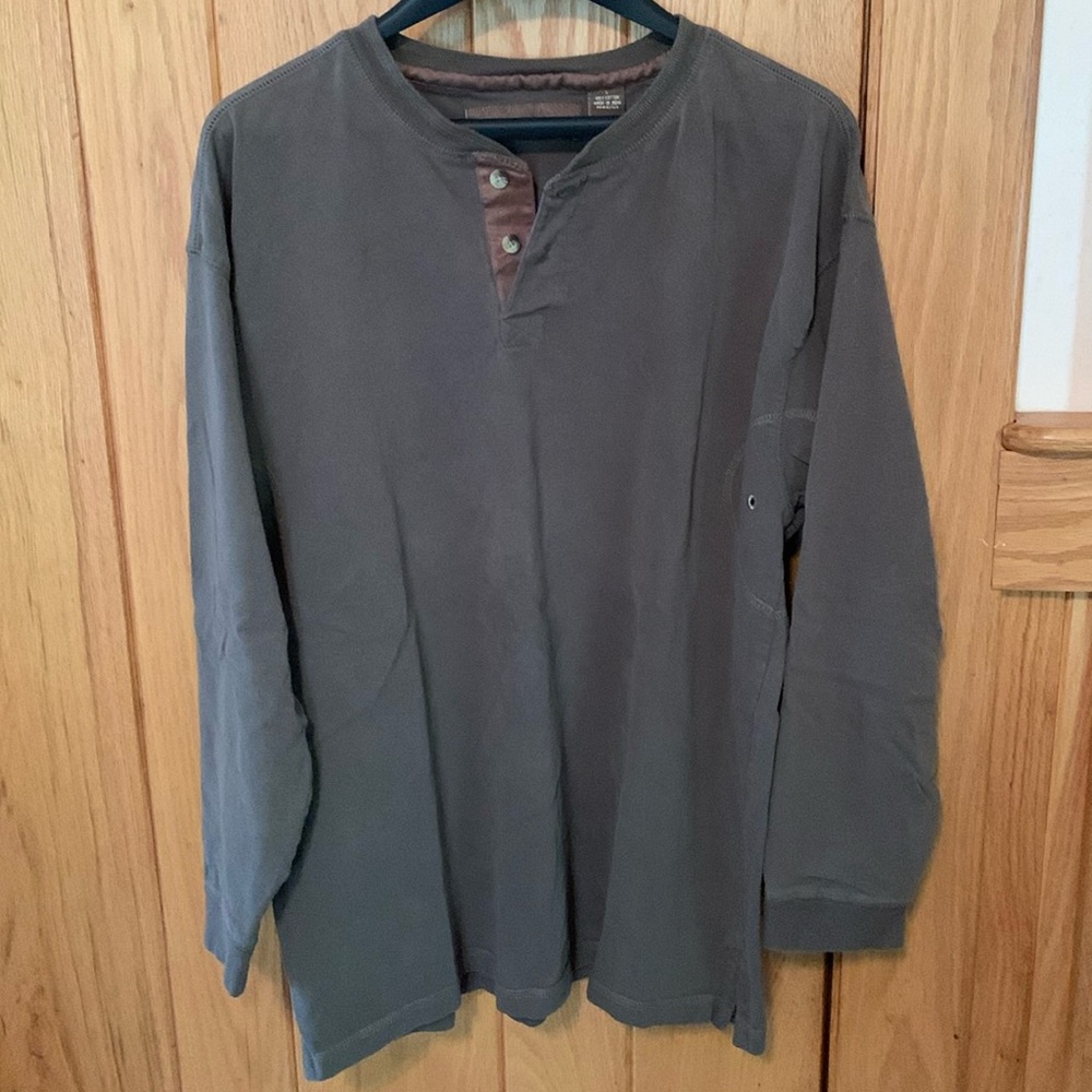 Men’s cotton long sleeve shirt.